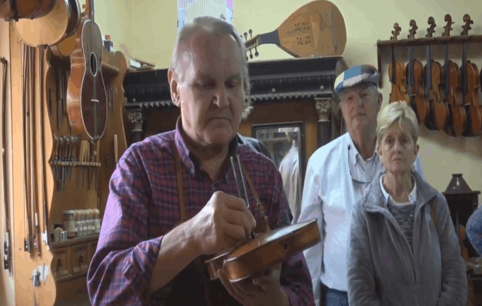 MAGIJA VIOLINE: Jan Nemček iz Kovačice već četiri decenije svedoči, kako od drveta nastaje lek za dušu